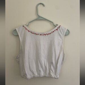 Sleeveless crop top white cotton shirt with flower embroidery hemline